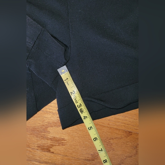 Athleta Black Athletic Shorts. Cuffed, Drawstring, 4 Pockets, Size 4 - Picture 5 of 7